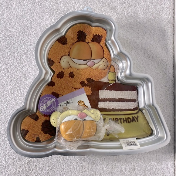 Vintage 1978 Wilton Garfield Cake Pan With Plastic Garfield Face - Picture 2 of 15